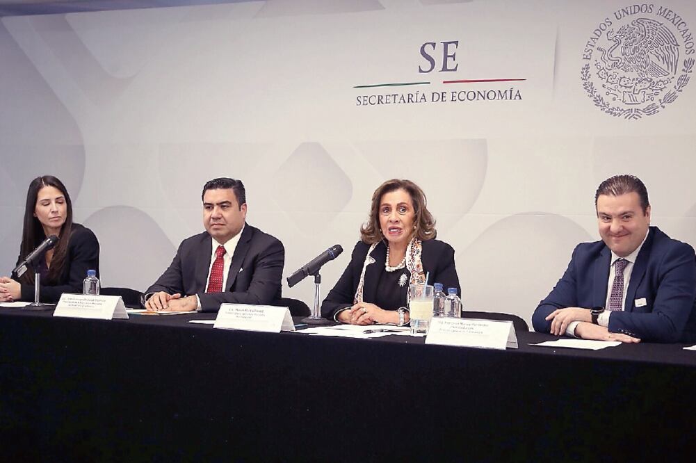 El presidente de la AMSDE, José Domingo Berzunza (izq.), y la subsecretaria de Competitividad y Normatividad, Rocío Ruiz Chávez (c), entregaron la primera etapa del proyecto de digitalización de las licencia de negocios (CORTESÍA)