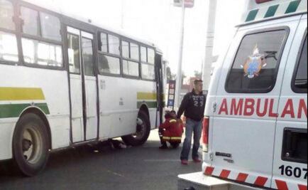 Sube a banqueta para evitar tránsito y mata a peatón