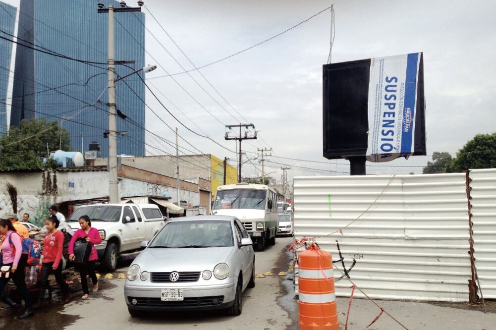 El caos y riesgo para personas que ingresan o salen del paradero del Metro Cuatro Caminos por las obras, estas semanas viven sus momentos más críticos de movilidad, con la reducción de seis a un carril en avenida Transmisiones (REBECA JIMÉNEZ)