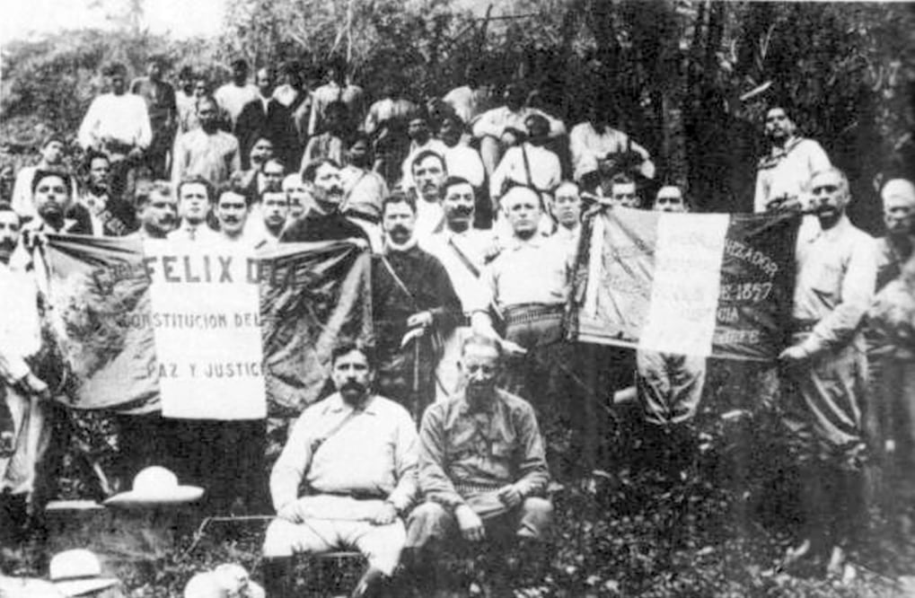 Simpatizantes del sobrino del presidente Díaz Mori posaron para la cámara con una bandera que llevaba bordado el lema felicista, "Paz y Justicia". Mediateca INAH.