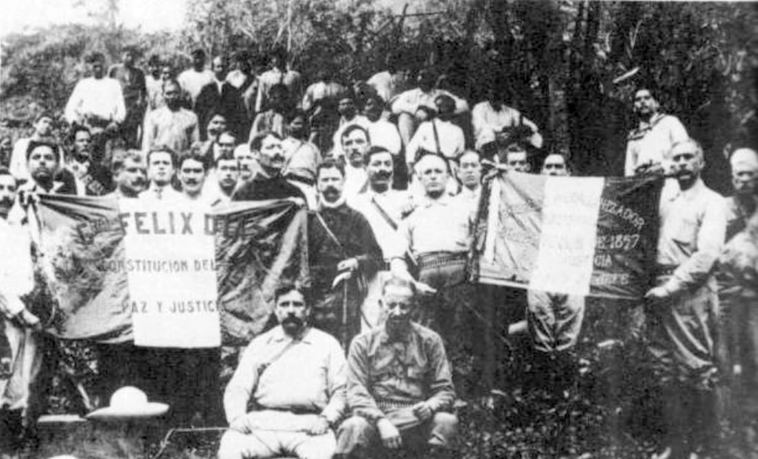 Simpatizantes del sobrino del presidente Díaz Mori posaron para la cámara con una bandera que llevaba bordado el lema felicista, "Paz y Justicia". Mediateca INAH.