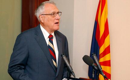 Ex senador Jon Kyl sustituirá temporalmente a John McCain