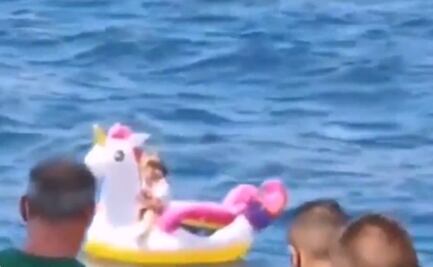 Captan rescate de niña sobre su inflable de unicornio en las costas de Grecia
