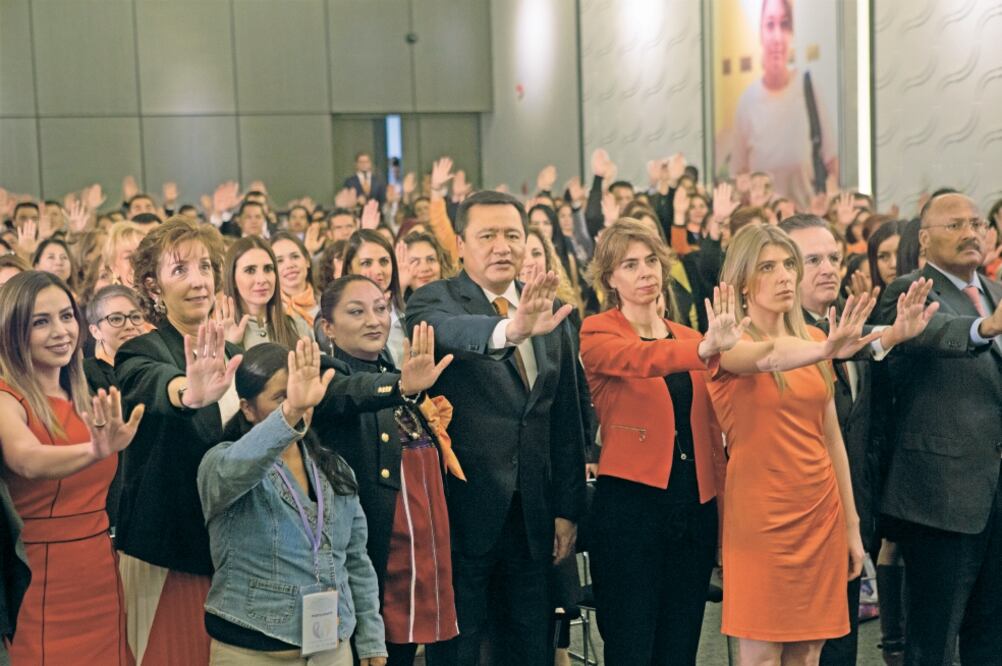 Al inaugurar un seminario sobre violencia hacia las mujeres, el secretario de Gobernación, Miguel Ángel Osorio Chong (centro), aseguró que la Alerta de Violencia de Género se fortaleció y despolitizó en el país (TERCERO DÍAZ. CUARTOSCURO)