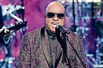 Stevie Wonder se arrodilla y canta en EU por la pobreza