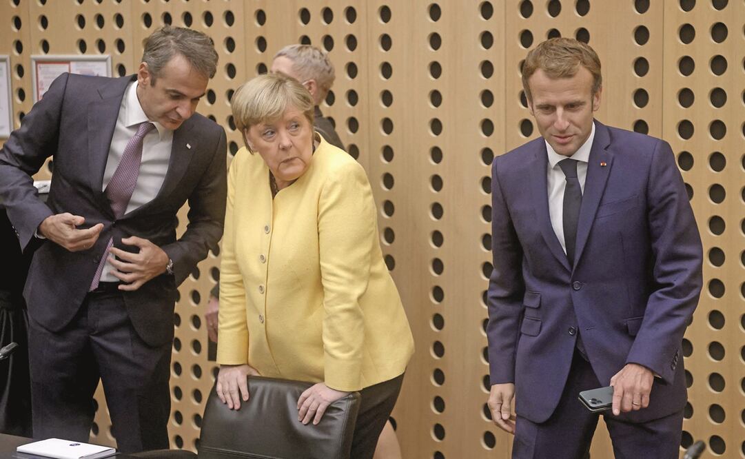 El premier de Grecia, Kyriakos Mitsotakis; la canciller saliente de Alemania, Angela Merkel, y el presidente de Francia, Emmanuel Macron, en la cumbre UE-Balcanes Occidentales en el Centro de Congresos Brdo, cerca de Liubliana, Eslovenia. Foto: Ludovic