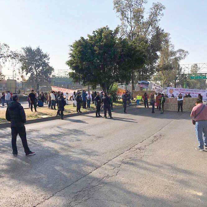 Caos vial. Un grupo de 50 personas cerraron Avenida Central, a la altura de la estación del Metro Impulsora, por cinco horas aproximadamente. ESPECIAL