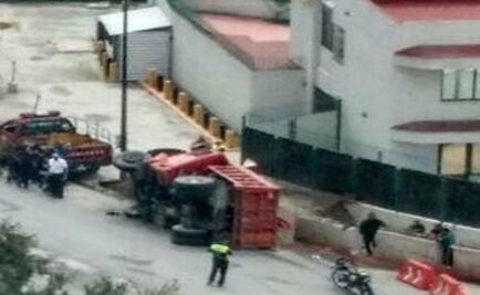 Vuelca camión de carga en Interlomas