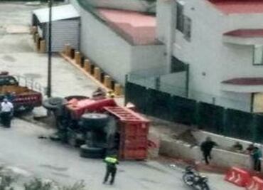 Vuelca camión de carga en Interlomas