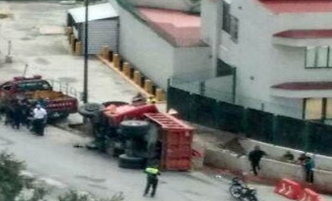 Vuelca camión de carga en Interlomas