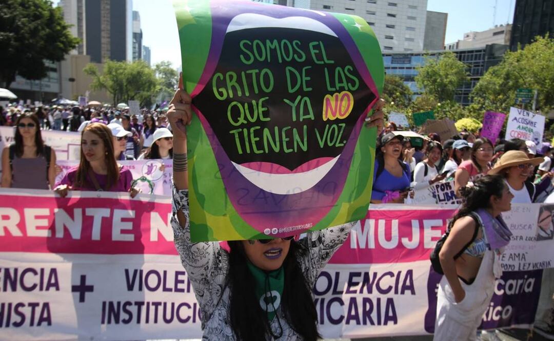 "Somos el grito de las que no tienen voz", reclaman las mujeres en la marcha del 8M. / Foto: Carlos Mejía / EL UNIVERSAL 