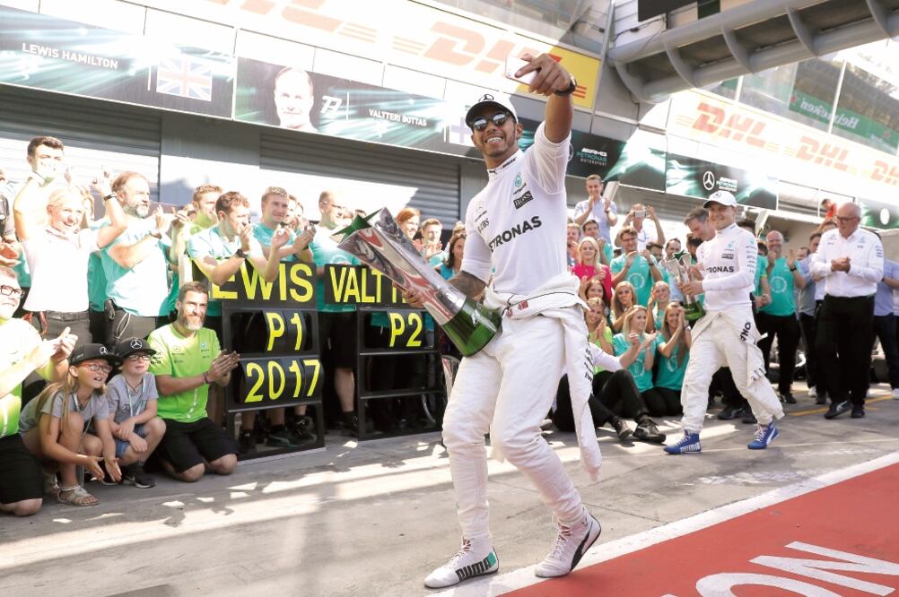 Lewis no perdió la sonrisa, pese al ambiente en contra del público. (LUCA BRUNO.AP)