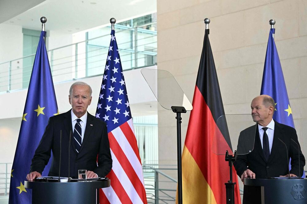 El presidente estadounidense Joe Biden (izq.) y el canciller alemán Olaf Scholz en  una conferencia de prensa conjunta antes de una reunión en la Cancillería de Berlín. Foto: AFP
