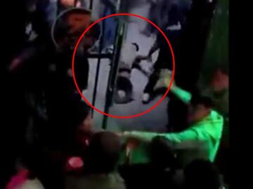 VIDEO: Tras golpiza en un bar, seguridad lo abandona en un terreno baldío en Zacatelco, Tlaxcala