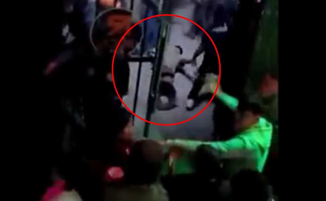 Foto: captura de pantalla/El Universal/ En la imagen, se observa al sujeto afectado siendo sacado por los elementos de seguridad del lugar