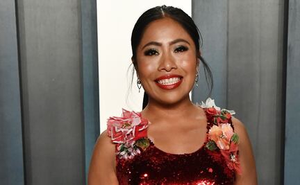 Fabulosa, Yalitza Aparicio sorprende con vestido rojo en la fiesta de los Oscar