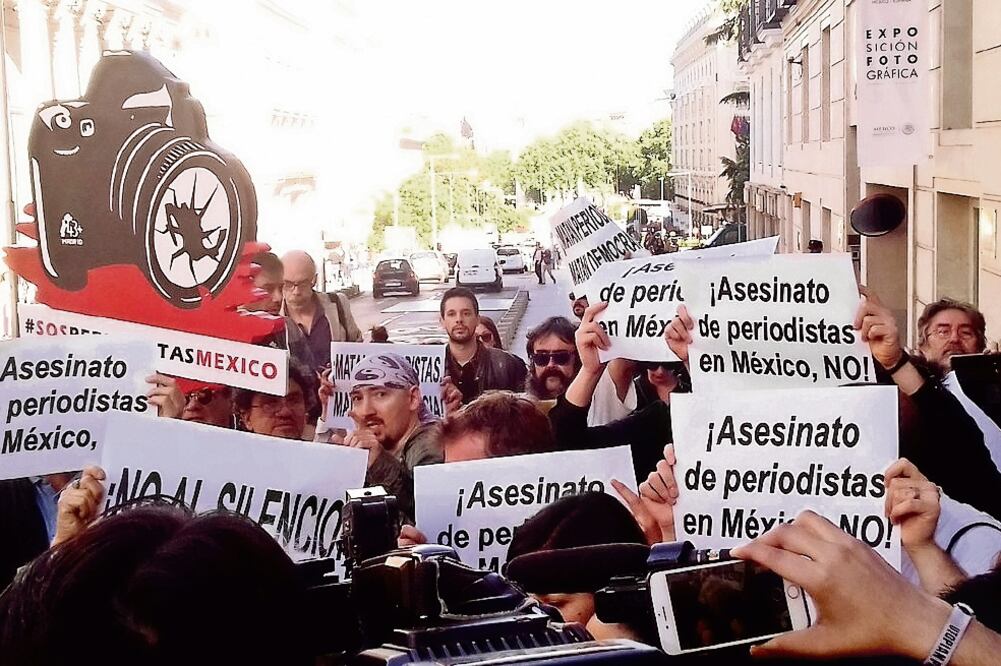 Los manifestantes intentaron entregar un comunicado a la embajada, pero permaneció cerrada. El documento fue deslizado por debajo de la puerta. (TOMADA DE FACEBOOK)