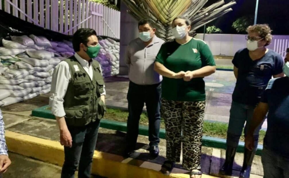 Zoé Robledo recorre hospitales de Tabasco afectados por inundaciones