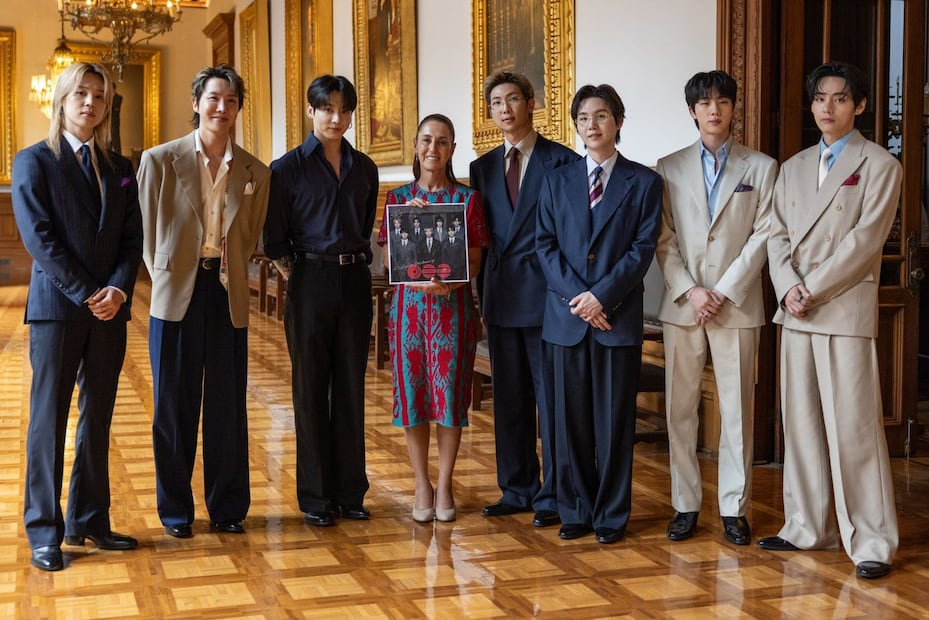 Horas antes de arrancar sus conciertos en el Estadio GNP Seguros, RM, Jin, SUGA, J-Hope, Jimin, V y Jungkook visitaron Palacio Nacional junto a la presidenta Claudia Sheinbaum, desatando la locura total de ARMY en el Zócalo capitalino.   Foto: Claudia Sheinbaum