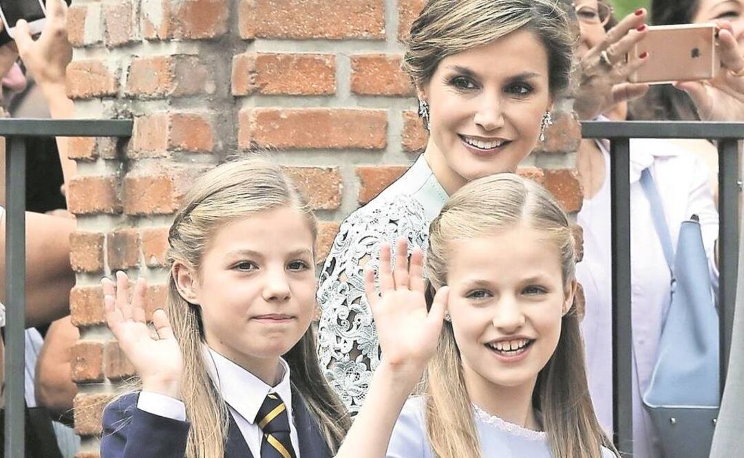 En la foto: Letizia Ortiz, reina consorte de España y sus hijas Sofía, infanta de España y Leonor, princesa de Asturias (ESPECIAL)