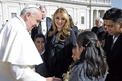 Angélica Rivera lleva a niños con el Papa