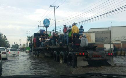 Salieron de inundación en Tultitlán en tráiler