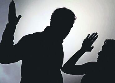 Destituyen a funcionario de Colima por golpear a su esposa