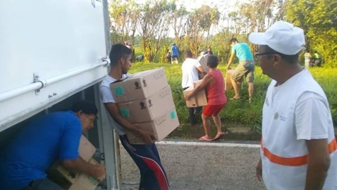 Roban cosméticos tras volcadura de tráiler en Chiapas