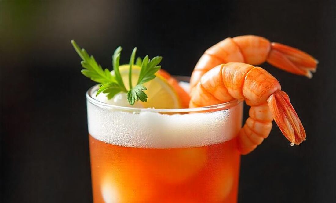 Refréscate con esta receta de micheladas con camarón. Foto: Freepik / Imagen generada con IA