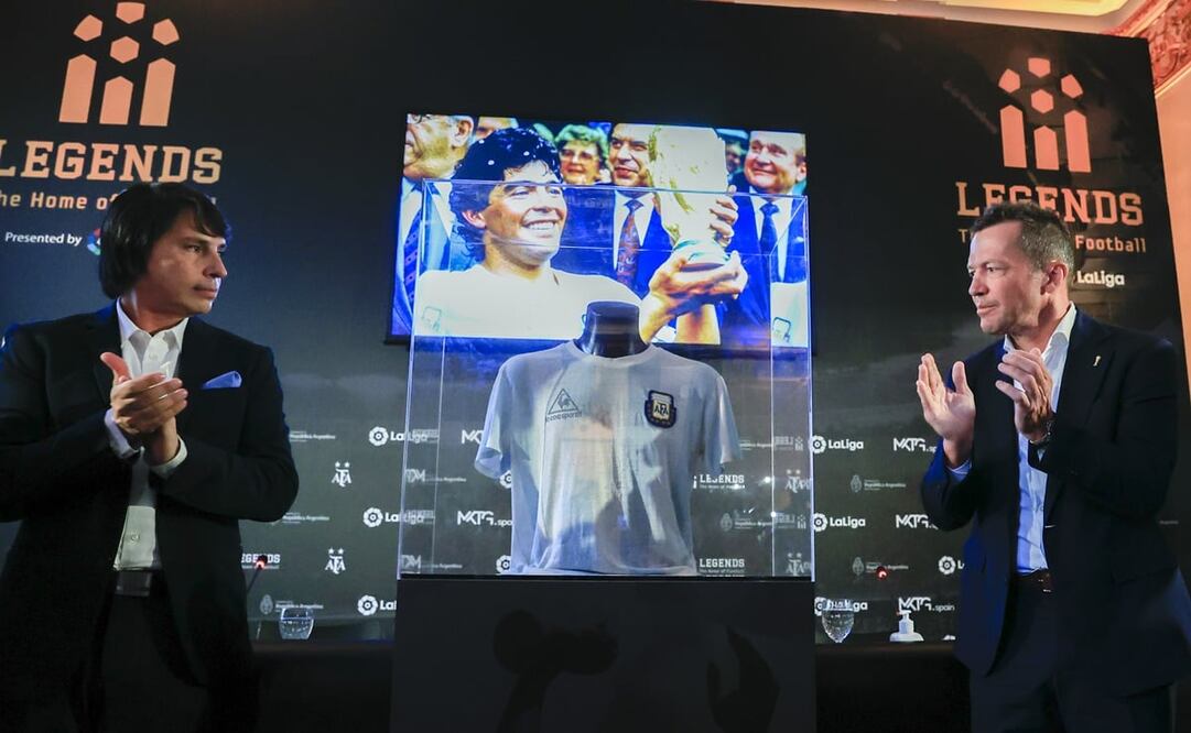 Lothar Matthäus entregando la playera de Argentina - FOTO: EFE
