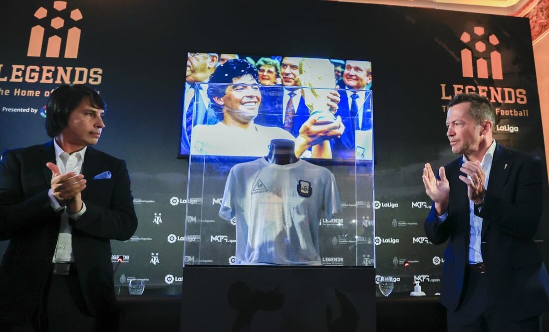 Lothar Matthäus entregando la playera de Argentina - FOTO: EFE
