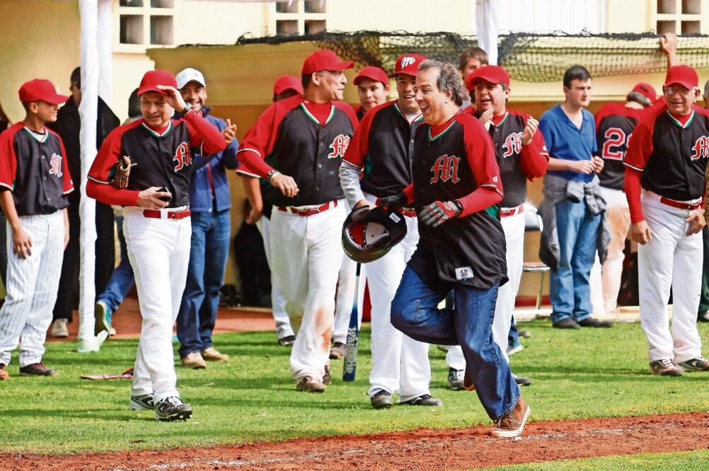 El secretario de Desarrollo Social, José Antonio Meade, logró dos carreras en el Quinto Encuentro de Beisbol, en el Deportivo del Sindicato de Salud (FOTO: YADÍN XOLALPA. EL UNIVERSAL)