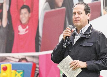 Entrega Edomex apoyos a damnificados por explosión en Tultepec