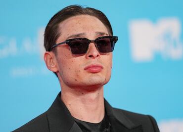 Peso Pluma se solidariza con Los Ángeles y hace donación al departamento de bomberos