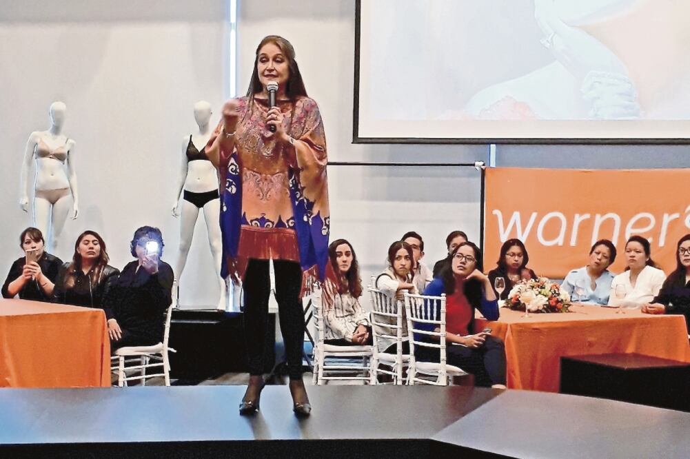 La cantante recibió un reconocimiento por vencer la enfermedad (SUGHEY BAÑOS. EL UNIVERSAL)