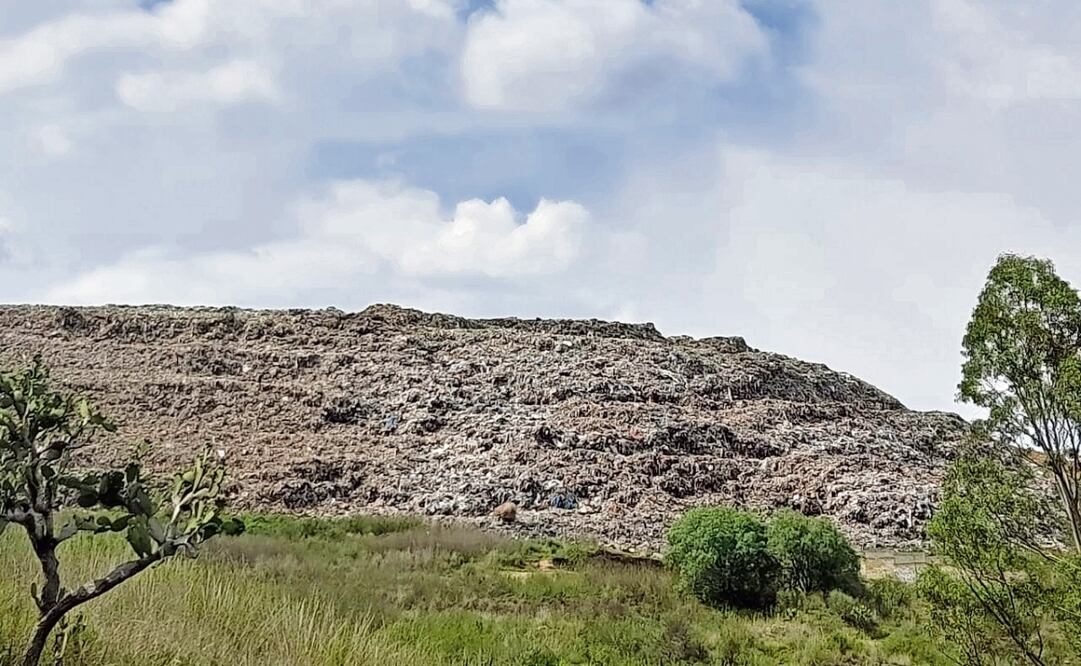 Cientos de toneladas de basura expuesta permanecen en el confinamiento metropolitano de Rincón Verde, en Naucalpan, acusan vecinos. Foto: Especial