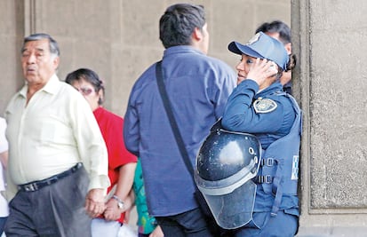 Mensajes y llamadas de celular distraen a policías