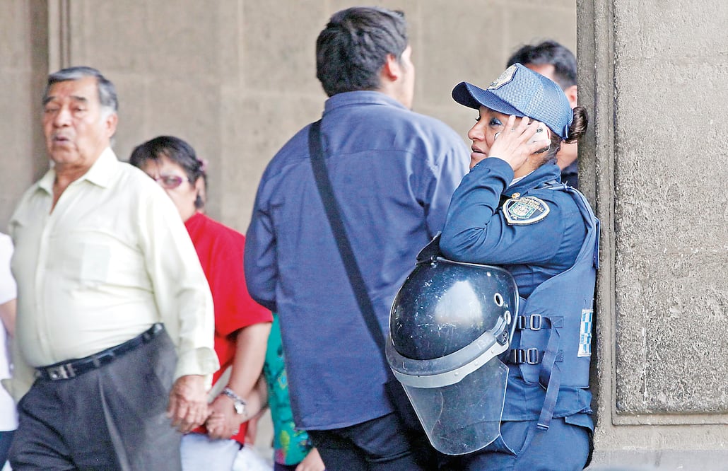 Uniformados suelen utilizar su teléfono para comunicarse con su familia o para hablar entre los mismos compañeros (LEO MORALES. EL UNIVERSAL)