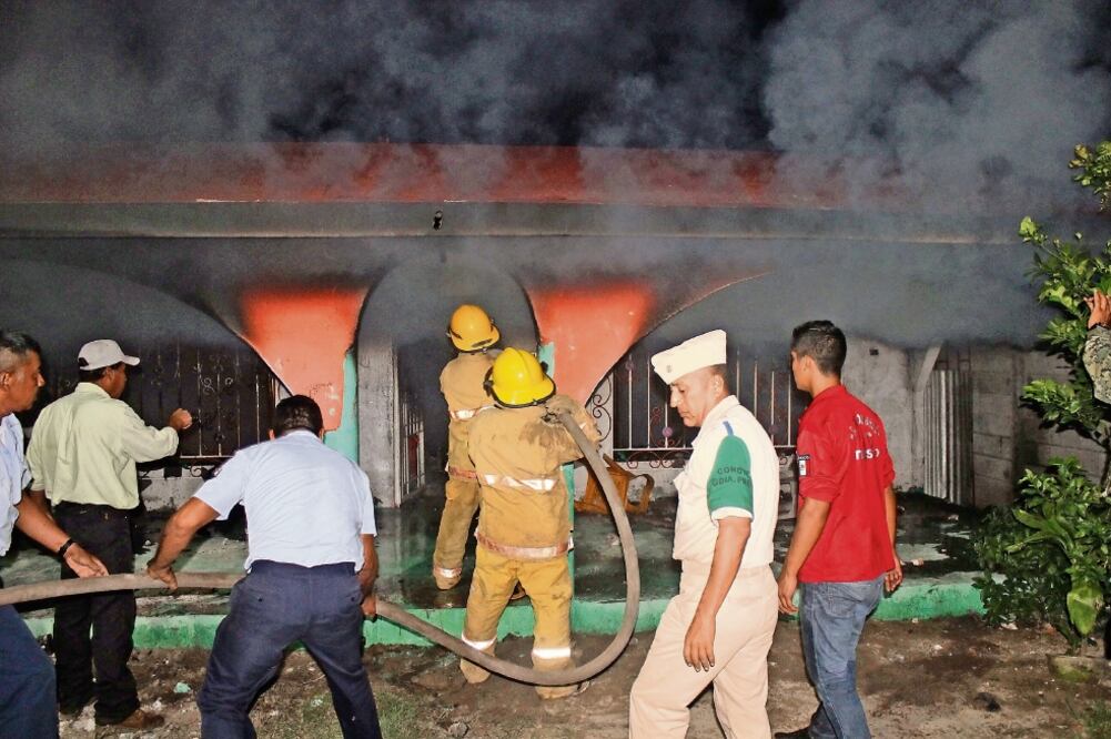 Autoridades municipales arribaron al lugar y lograron detener a dos de los ocupantes de la casa, sin embargo, no pudieron evitar la muerte de uno de ellos (FOTOS: CORTESÍA NEFTALÍ ORTIZ. TABASCO HOY)