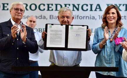 AMLO firma decreto para regularizar autos "chocolate"; beneficio inicia en estados fronterizos con EU 