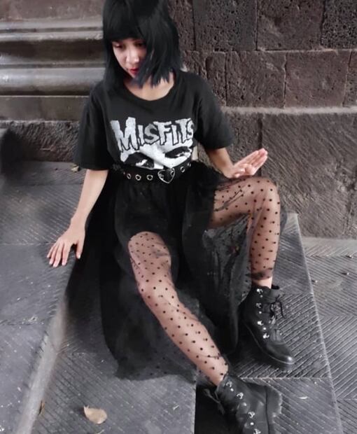 Cómo vestir de negro sin morir del calor en verano