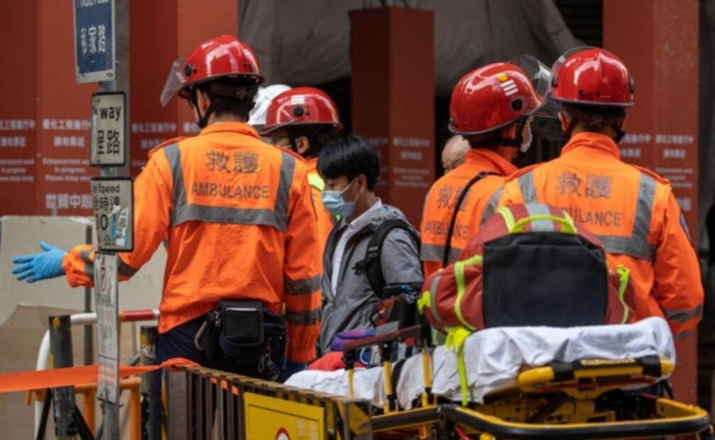 Al menos 3 heridos y 10 intoxicados tras incendio en Hong Kong 