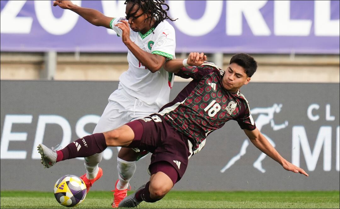 Obed Vargas, de México, pelea por el balón ante el marroquí Mohamed Hamony, en el Mundial Sub 20. FOTO: AP