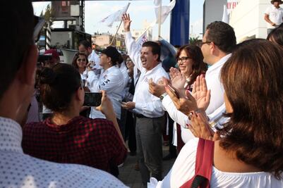 Candidato de Morena canta “Las Golondrinas” a caseta de peaje en Silao