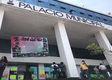 En plantón permanente, trabajadores del ayuntamiento de Naucalpan esperan el pago de sus salarios
