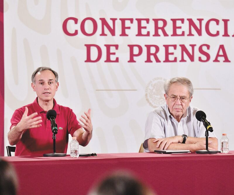 Hugo López-Gatell, subsecretario de Prevención y Promoción de la Salud, y el titular de la Ssa, Jorge Alcocer, durante la conferencia en la que se lamentó que la juventud enfrente la pandemia con sobrepeso y enfermedades crónicas. Foto: HUGO GARCÍA