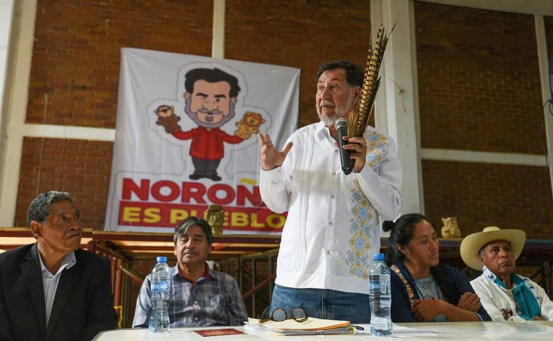 Gerardo Fernández Noroña, diputado con licencia, durante una Asamblea Informativa en la ciudad de Toluca en la delegación de San Buenaventura. Foto: Crisanta Espinosa Aguilar/Cuarto Oscuro