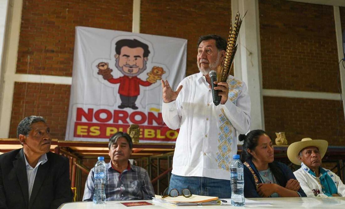 Gerardo Fernández Noroña, diputado con licencia, durante una Asamblea Informativa en la ciudad de Toluca en la delegación de San Buenaventura. Foto: Crisanta Espinosa Aguilar/Cuarto Oscuro