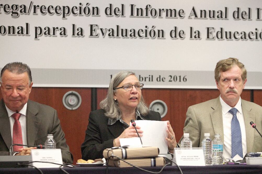 El senador Daniel Amador, Sylvia Schmelkes, presidenta del INEE, y el legislador Juan Carlos Romero Hicks, durante el informe (LUCÍA GODÍNEZ. EL UNIVERSAL)