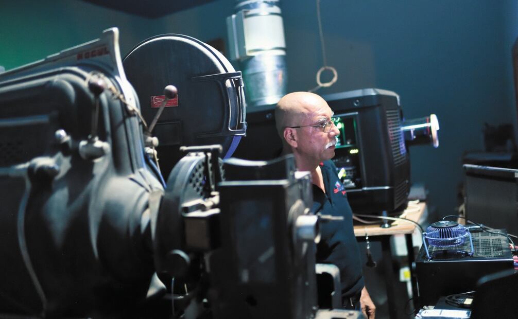 Imcine le dio la posibilidad a Uriel de adquirir un proyector profesional para exhibir las películas. Foto: Salvador Cisneros / EL UNIVERSAL